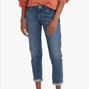 Levi’s boyfriend cut jeans